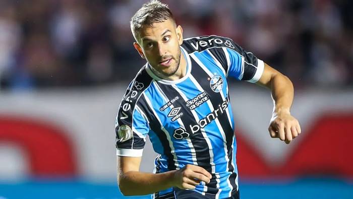 Vitória encaminha contratação de zagueiro do Grêmio