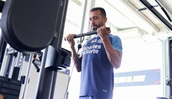 Rogério Ceni comanda treino tático visando jogo contra o Grêmio