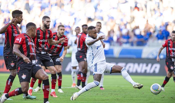 Com atuação apagada, Vitória perde para o Cruzeiro e segue no Z4 na Série A