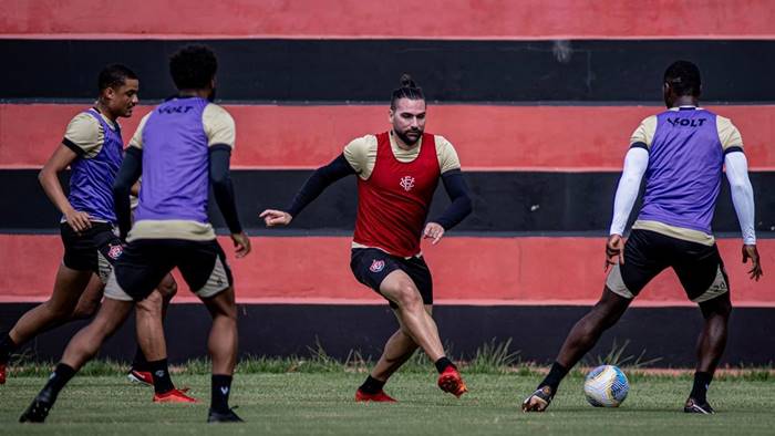 Com novo reforço, Vitória embarca para enfrentar o Cruzeiro em BH