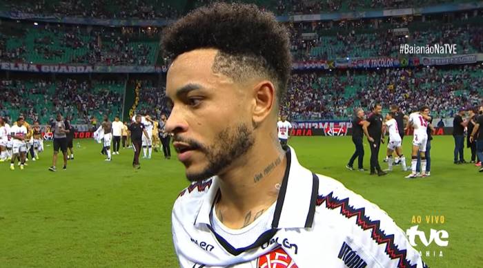 Meia do Vitória celebra título após sete anos e diante da torcida rival