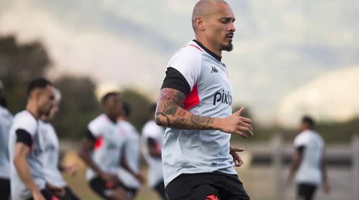 Presidente do Vitória fala sobre interesse em zagueiro do Vasco