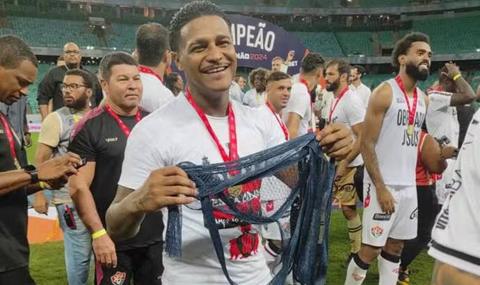 Volante veste rede de pescar e provoca o Bahia após título do Vitória