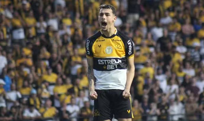 Sem jogar há 23 dias, lateral do Criciúma garante foco para enfrentar o Bahia