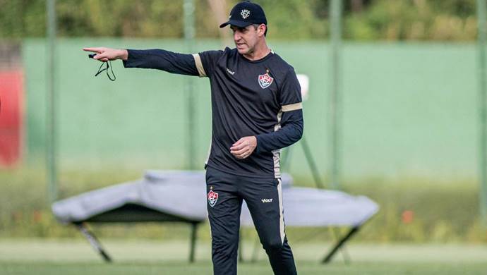 Condé justifica ausência de Daniel Jr. e avalia problemas físicos no Vitória