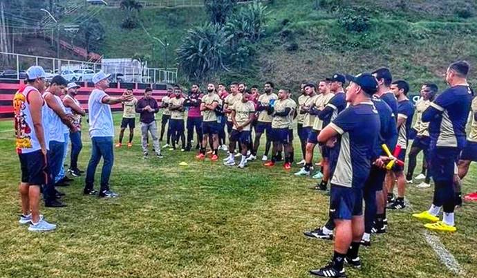 Organizada se reúne com elenco e comissão técnica do Vitória no CT