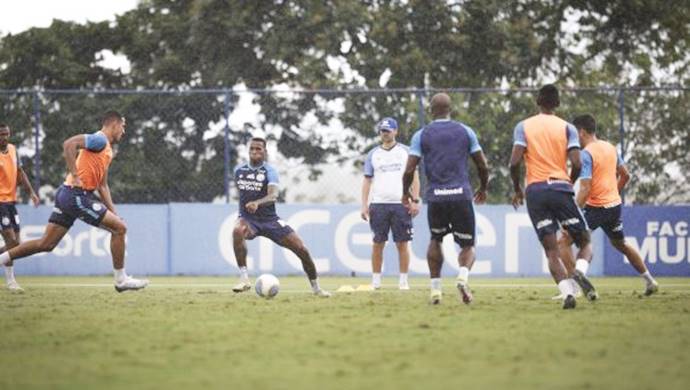 Com volta de lateral, Ceni comanda treino tático de olho no Atlético-MG