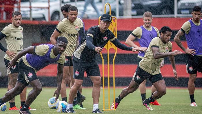 Vitória faz trabalho técnico e tático para pegar o Botafogo; Janderson treina normalmente