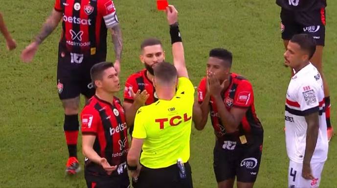 Expulso, Wagner Leonardo desfalca o Vitória contra o Vasco