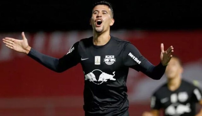 Carpini elogia novo volante do Vitória e projeta mais reforços para ‘elevar nível’