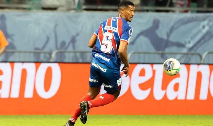 Ceni explica mudanças e diz que volante deixou campo com dor no púbis