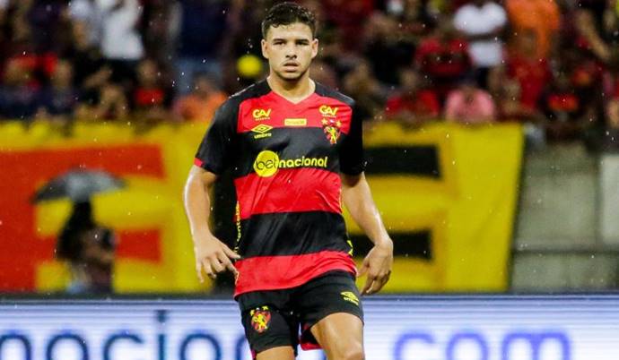 Vitória faz proposta por zagueiro do Sport e pode atravessar o Goiás