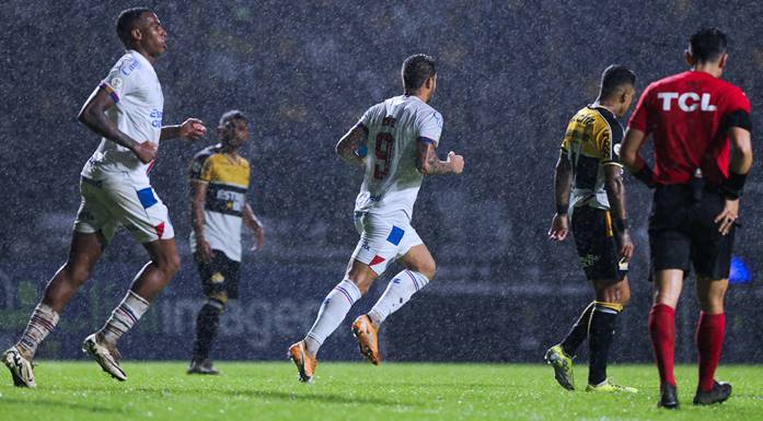 Bahia sofre dois gols, busca reação, mas não consegue virada com um a mais