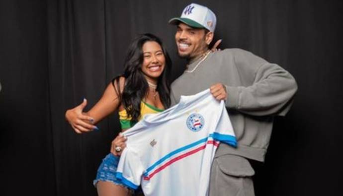 Chris Brown tira foto com camisa do Bahia e agita as redes sociais