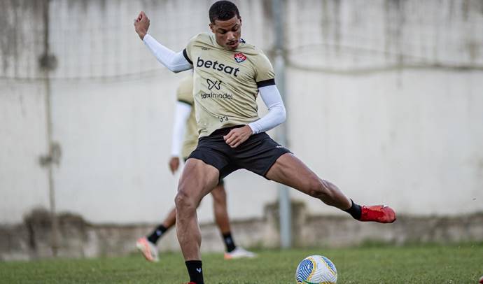 Atacante desloca o ombro em treino do Vitória, mas não preocupa