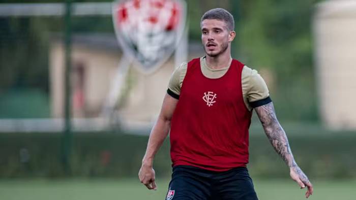 Volante fala sobre reserva e concorrência no Vitória: ‘Tem que respeitar os processos’