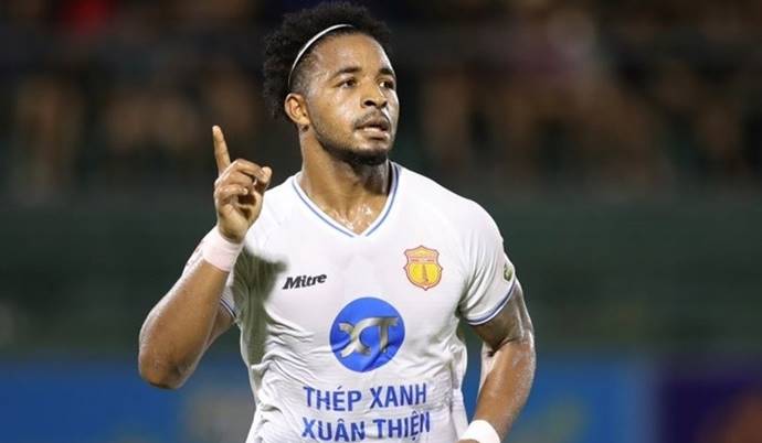 Atrás somente de Cristiano Ronaldo e Harry Kane em artilharia, brasileiro revelado pelo Vitória empilha gols na Ásia