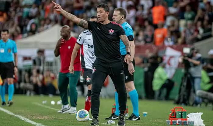 Carpini explica estratégia para vencer o Fluminense no fim e exalta reservas