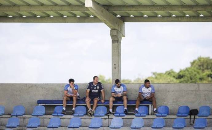 Ceni testa variações e mudanças no time em treino do Bahia