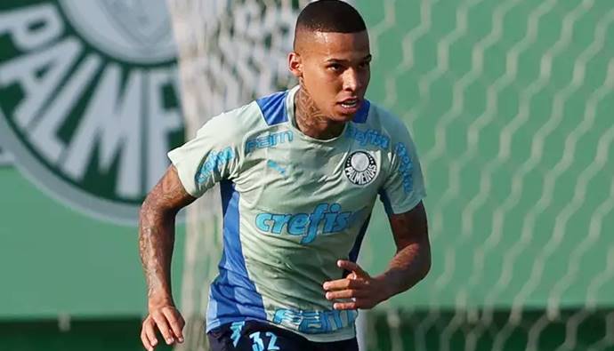 Vitória desiste da contratação de lateral-direito do Palmeiras