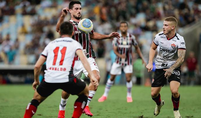 Vitória marca no fim, vence o Fluminense no Maracanã e pula fora do Z4
