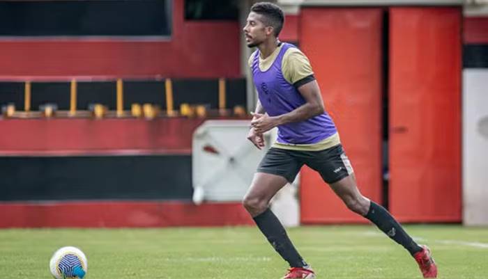 “Nós temos capacidade de sair dessa situação”, afirma volante do Vitória