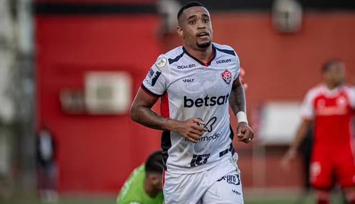 Especialista em ‘pinturas’, Alerrandro analisa golaços pelo Vitória