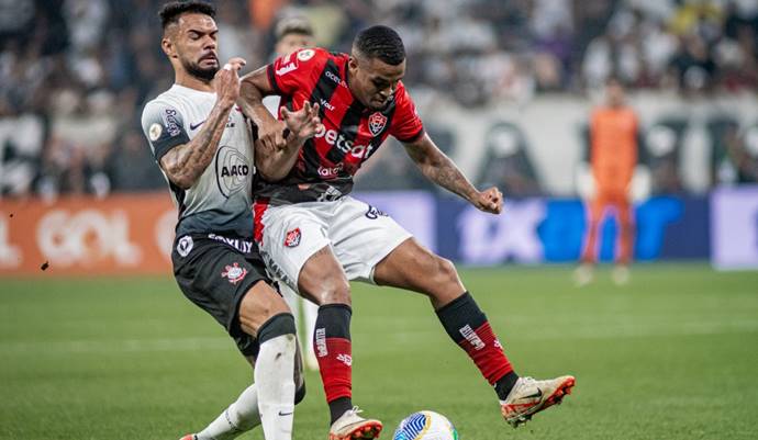 Alerrandro quebra jejum, reassume artilharia e recebe elogios de Carpini