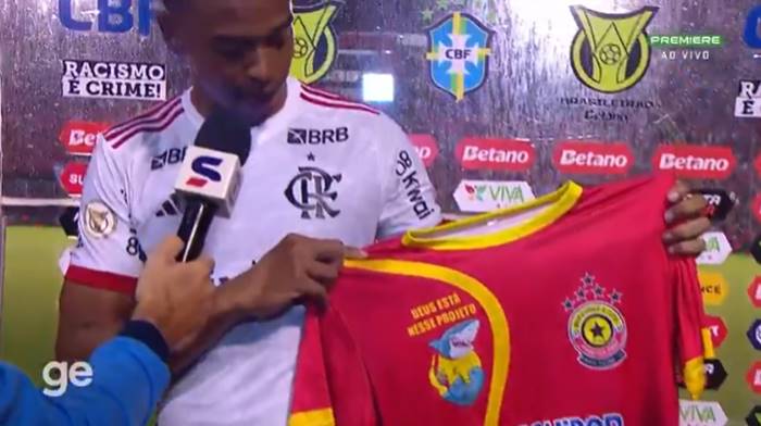 Atacante do Flamengo recebe camisa de projeto social da Bahia
