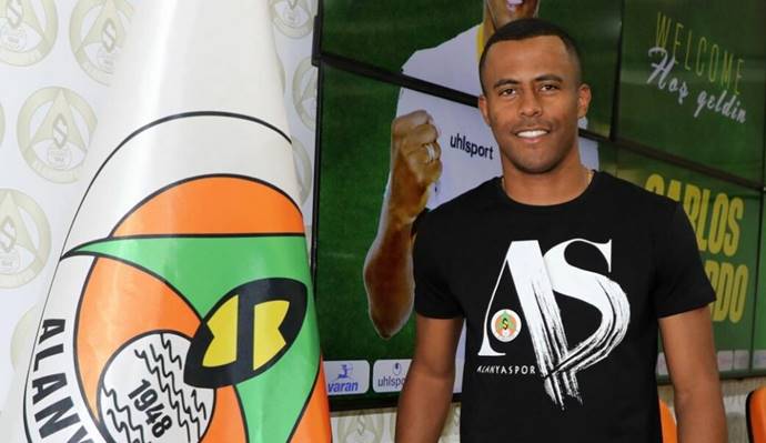 Vitória encaminha contratação do atacante Carlos Eduardo, ex-Palmeiras