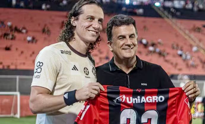 Fábio Mota presenteia David Luiz com camisa do Vitória no Barradão