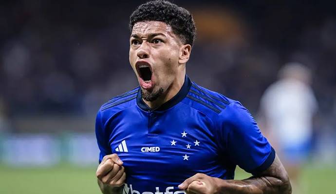 A caminho do Vitória, volante se despede do elenco do Cruzeiro