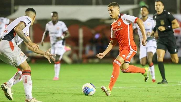 Internacional pode ter joia de 16 anos no time titular contra o Bahia