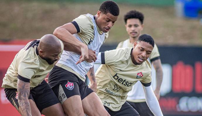 Três jogadores são poupados em treino do Vitória por cansaço muscular