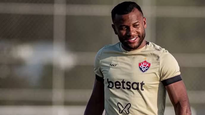 Volante celebra boa fase no Vitória e comenta relação com Carpini