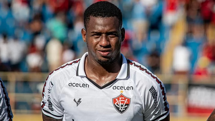 Volante do Vitória curte publicação exaltando triunfo do Corinthians