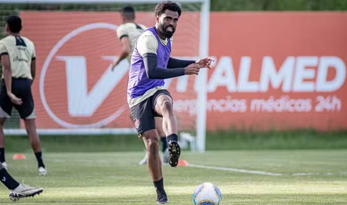 Volante volta a treinar e pode reforçar o Vitória contra o Cruzeiro