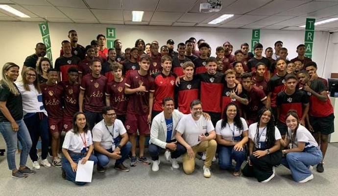 Jogadores da base do Vitória participam de ação sobre educação financeira