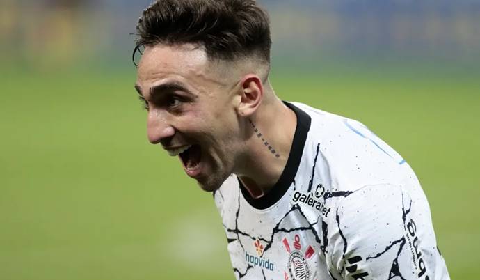 Vitória negocia com atacante que rescindiu com o Corinthians via Justiça