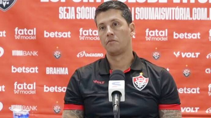 Carpini exalta disciplina tática do Vitória e não vê interferência da arbitragem