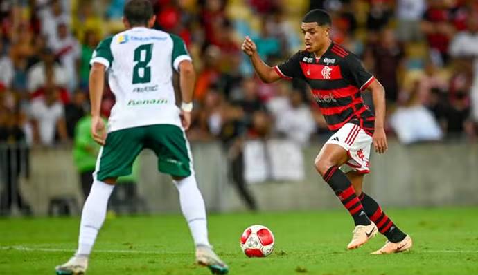 Volante foi oferecido ao Vitória antes de ser vendido pelo Flamengo