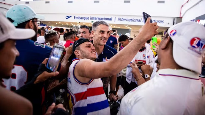Após goleada sobre o Bahia, torcida do Fortaleza lota aeroporto antes de decisão