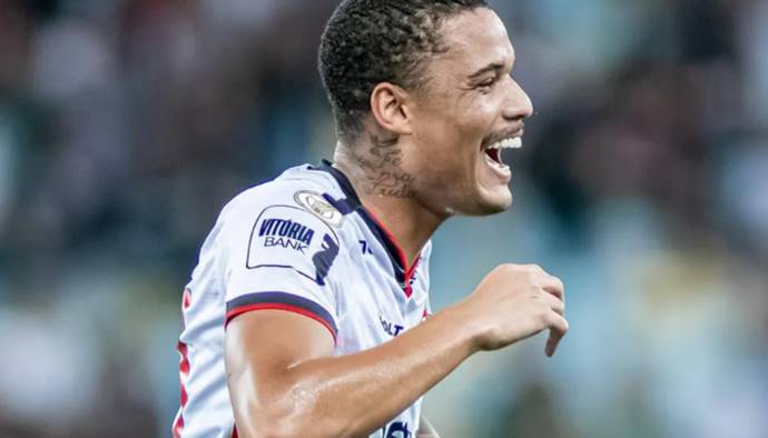 Atacante leva 3º amarelo e desfalca o Vitória contra o Internacional