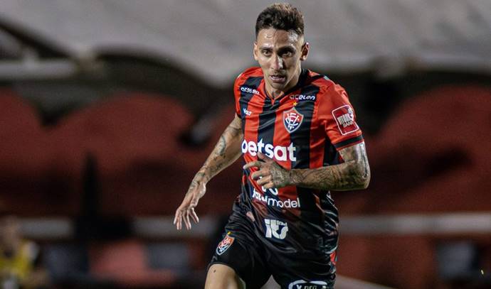 Atacante do Vitória vê aumento de confiança no elenco após vencer o Atlético-GO