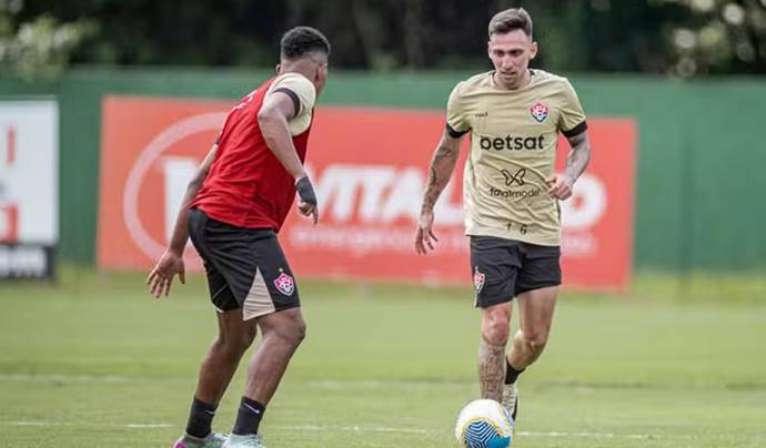 Atacante vê pressão normal no Vitória: ‘Jogar em time grande é assim’