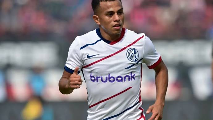 Meia argentino perde voo e negociação com o Vitória é encerrada