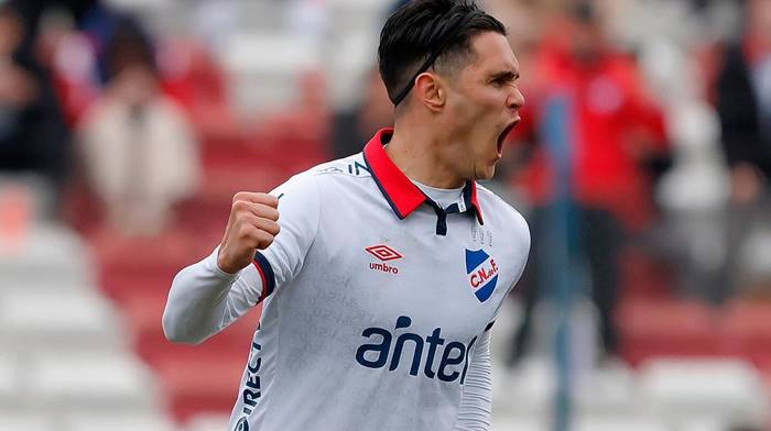 Carpini explica desistência do Vitória de contratar centroavante uruguaio