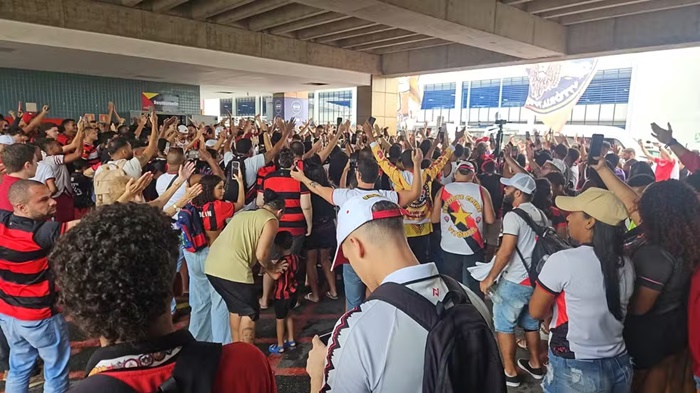 ‘AeroNego’: Torcida do Vitória lota aeroporto em embarque da delegação para Goiânia