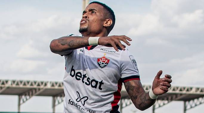 Alerrandro destaca entrega do Vitória e celebra mais um golaço