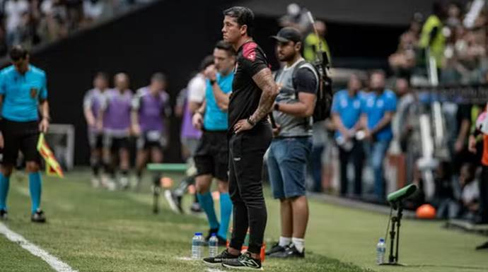 Carpini exalta reação do Vitória e valoriza empate contra o Atlético-MG